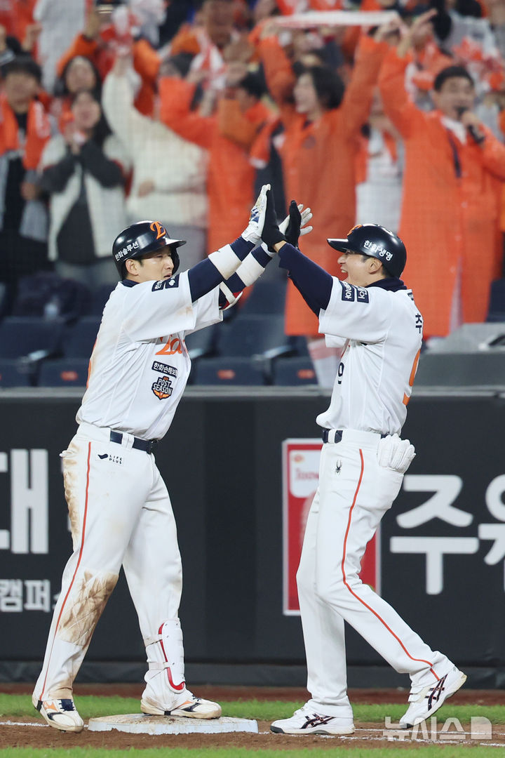 [대전=뉴시스] 조성우 기자 = 30일 대전 중구 한화생명볼파크에서 열린 2025 KBO 한국시리즈 4차전 LG 트윈스와 한화 이글스의 경기, 한화 8회말 공격 2사 주자 2루서 최재훈이 1타점 적시타를 때린 뒤 환호하고 있다. 2025.10.30. xconfind@newsis.com