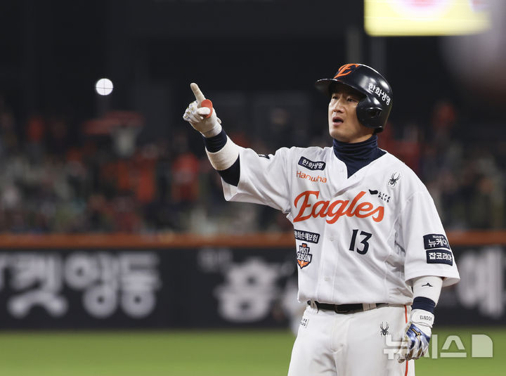 [대전=뉴시스] 김근수 기자 = 30일 대전 중구 한화생명볼파크에서 열린 2025 KBO 한국시리즈 4차전 LG 트윈스와 한화 이글스의 경기, 8회말 2사 주자 2루 상황에서 한화 최재훈이 1타점 적시타를 치고 기뻐하고 있다. 2025.10.30. ks@newsis.com