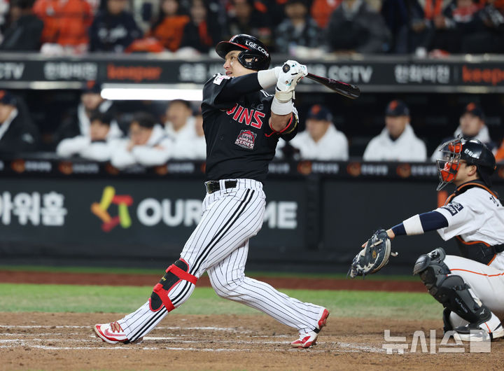 [대전=뉴시스] 조성우 기자 = 30일 대전 중구 한화생명볼파크에서 열린 2025 KBO 한국시리즈 4차전 LG 트윈스와 한화 이글스의 경기, LG 9회초 공격 무사 주자 1루서 박동원이 2점 홈런을 때리고 있다. 2025.10.30. xconfind@newsis.com