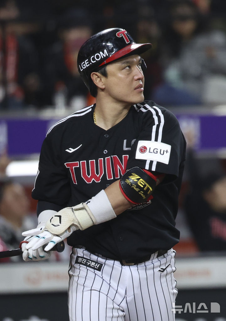 [대전=뉴시스] 김근수 기자 = 30일 대전 중구 한화생명볼파크에서 열린 2025 KBO 한국시리즈 4차전 LG 트윈스와 한화 이글스의 경기, 9회초 무사 주자 1루 상황에서 LG 박동원이 2점 홈런을 치고 있다. 2025.10.30. ks@newsis.com