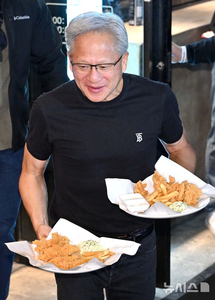 [서울=뉴시스] 정병혁 기자 = 젠슨 황 엔비디아 최고경영자(CEO)가 30일 오후 서울 강남구 삼성역 인근 깐부치킨 매장에서 이재용 삼성전자 회장, 정의선 현대차그룹 회장과 치킨 회동 중 밖으로 나와 시민들에게 치킨을 나눠주고 있다. (공동취재) 2025.10.30. photo@newsis.com