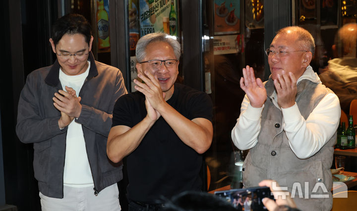 [서울=뉴시스] 정병혁 기자 = 이재용 삼성전자 회장(왼쪽부터)과 젠슨 황 엔비디아 최고경영자(CEO), 정의선 현대차그룹 회장이 30일 저녁 서울 삼성동의 한 치킨집에서 치맥 회동을 마친 후 기념촬영하고 있다. (공동취재) 2025.10.30. photo@newsis.com