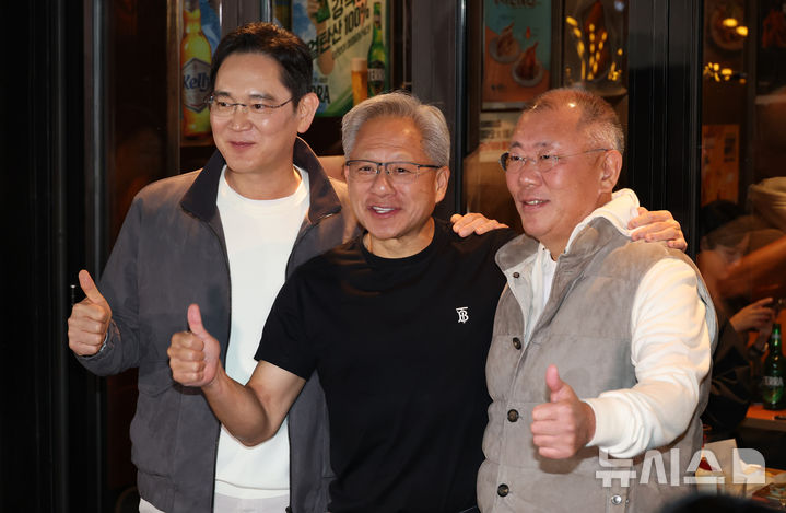 깐부회동 3인 안경패션도 눈길...'오클리' 젠슨 황, '실루엣' 이재용, '린... - 뉴스 썸네일 이미지