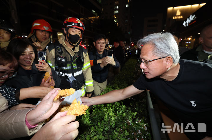 [서울=뉴시스] 정병혁 기자 = 젠슨 황 엔비디아 최고경영자가 30일 이재용 삼성전자 회장, 정의선 현대자동차그룹 회장과 서울 강남구 깐부치킨 매장에서 치킨 회동 중 밖으로 나와 시민들에게 치킨 등을 나눠주고 있다. (공동취재) 2025.10.30. photo@newsis.com