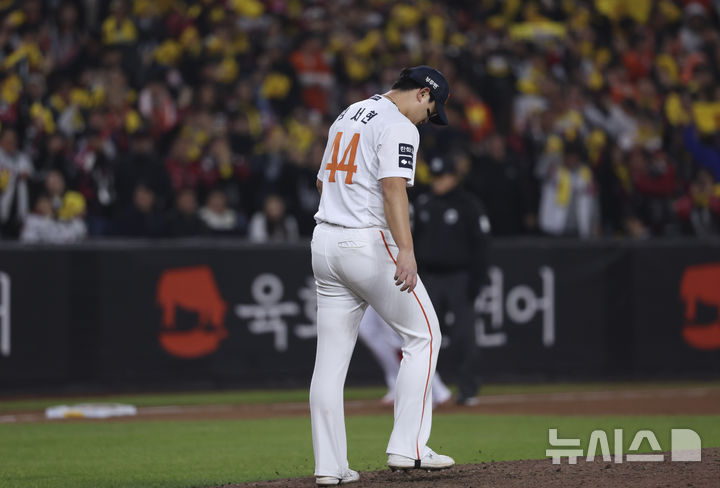 [대전=뉴시스] 김근수 기자 = 30일 대전 중구 한화생명볼파크에서 열린 2025 KBO 한국시리즈 4차전 LG 트윈스와 한화 이글스의 경기, 9회초 한화 구원투수 김서현이 LG 박동원에게 2점 홈런을 맞고 아쉬워하고 있다. 2025.10.30. ks@newsis.com
