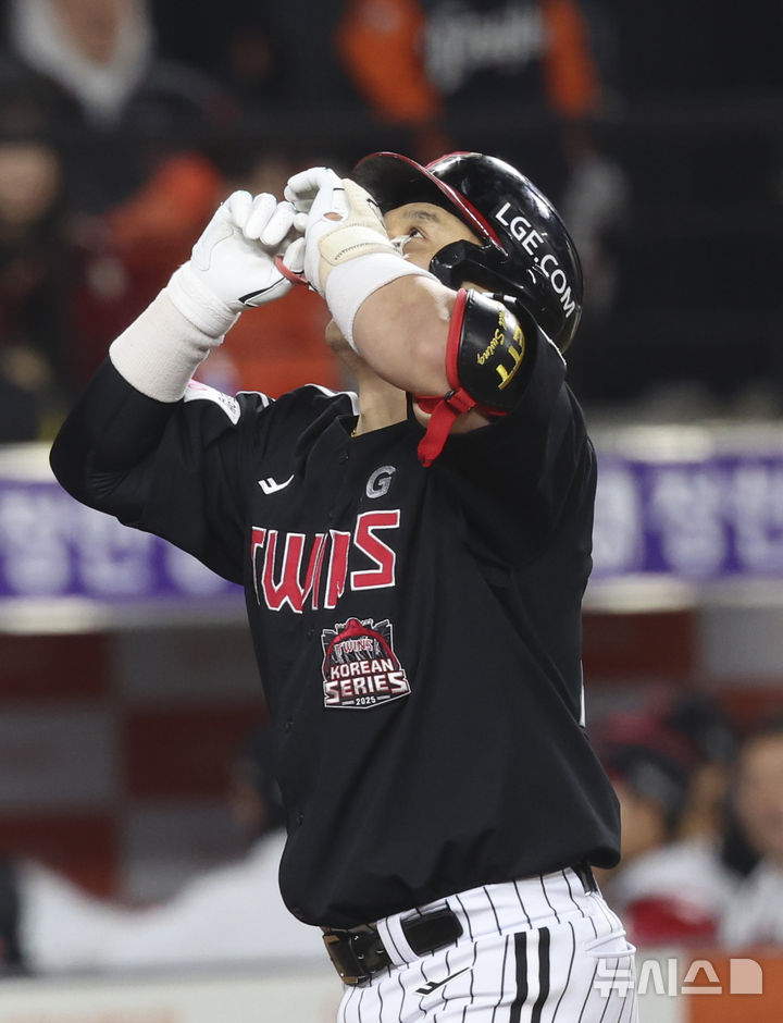 [대전=뉴시스] 김근수 기자 = 30일 대전 중구 한화생명볼파크에서 열린 2025 KBO 한국시리즈 4차전 LG 트윈스와 한화 이글스의 경기, 9회초 무사 주자 1루 상황에서 LG 박동원이 2점 홈런을 치고 베이스를 돌고 있다. 2025.10.30. ks@newsis.com