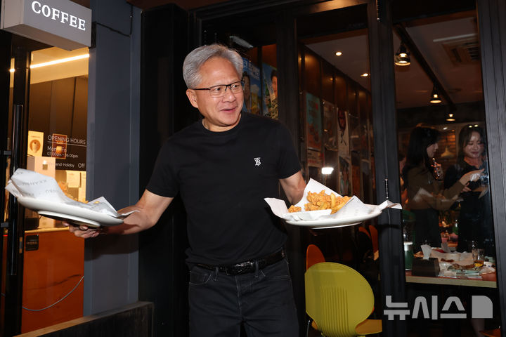 [서울=뉴시스] 정병혁 기자 = 젠슨 황 엔비디아 최고경영자(CEO)가 30일 오후 서울 강남구 삼성역 인근 깐부치킨 매장에서 이재용 삼성전자 회장, 정의선 현대차그룹 회장과 치킨 회동 중 밖으로 나와 시민들에게 치킨을 나눠주고 있다. (공동취재) 2025.10.30. photo@newsis.com