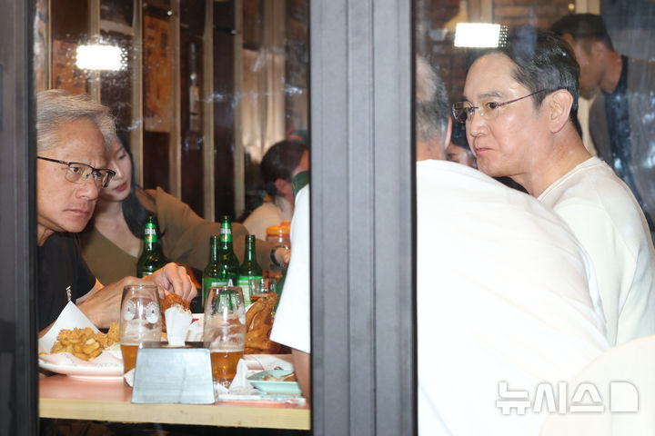 [서울=뉴시스] 정병혁 기자 = 젠슨 황 엔비디아 최고경영자(CEO)가 30일 오후 서울 강남구 삼성역 인근 깐부치킨 매장에서 이재용 삼성전자 회장, 정의선 현대차그룹 회장과 치맥 회동을 하고 있다. (공동취재) 2025.10.30. photo@newsis.com