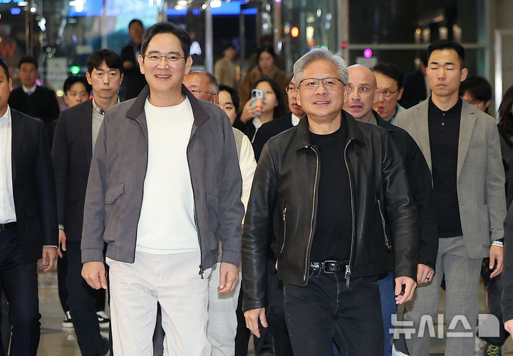 [서울=뉴시스] 정병혁 기자 = 이재용 삼성전자 회장과 젠슨 황 엔비디아 최고경영자(CEO)가 30일 오후 서울 강남구 코엑스에서 열리는 엔비디아 그래픽카드(GPU) '지포스'의 한국 출시 25주년 행사에 참석하기 위해 이동하고 있다. (공동취재) 2025.10.30. photo@newsis.com