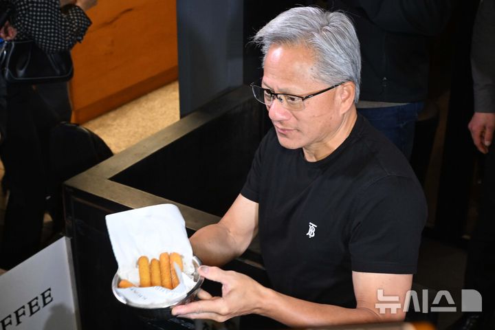 [서울=뉴시스] 정병혁 기자 = 젠슨 황 엔비디아 최고경영자(CEO)가 30일 오후 서울 강남구 삼성역 인근 깐부치킨 매장에서 이재용 삼성전자 회장, 정의선 현대차그룹 회장과 치킨 회동 중 밖으로 나와 시민들에게 치킨을 나눠주고 있다. (공동취재) 2025.10.30. photo@newsis.com