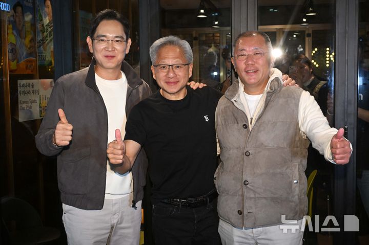 [서울=뉴시스] 정병혁 기자 = 이재용(왼쪽부터) 삼성전자 회장, 젠슨 황 엔비디아 최고경영자(CEO), 정의선 현대차그룹 회장이 30일 서울 강남구 삼성동의 한 치킨집에서 치맥 회동을 마친 뒤 기념촬영을 하고 있다. (공동취재) 2025.10.30. photo@newsis.com