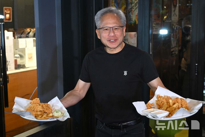 [서울=뉴시스] 정병혁 기자 = 젠슨 황 엔비디아 최고경영자(CEO)가 30일 오후 서울 강남구 삼성역 인근 깐부치킨 매장에서 이재용 삼성전자 회장, 정의선 현대차그룹 회장과 치킨 회동 중 밖으로 나와 시민들에게 치킨을 나눠주고 있다. (공동취재) 2025.10.30. photo@newsis.com