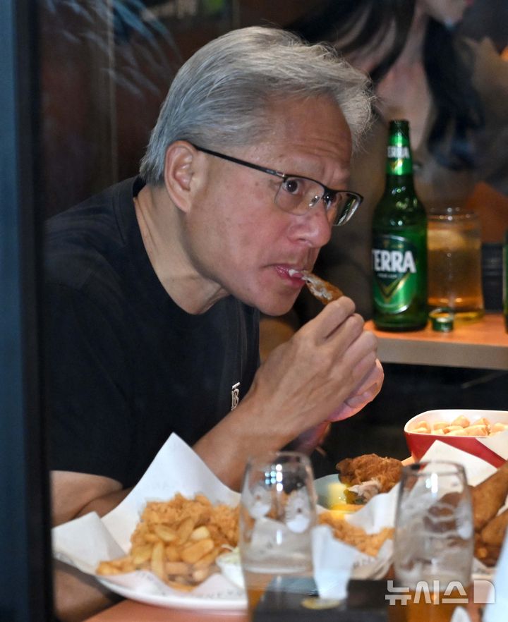 [서울=뉴시스] 정병혁 기자 = 젠슨 황 엔비디아 최고경영자(CEO)가 30일 오후 서울 강남구 삼성역 인근 깐부치킨 매장에서 이재용 삼성전자 회장, 정의선 현대차그룹 회장과 치맥 회동을 하고 있다. (공동취재) 2025.10.30. photo@newsis.com