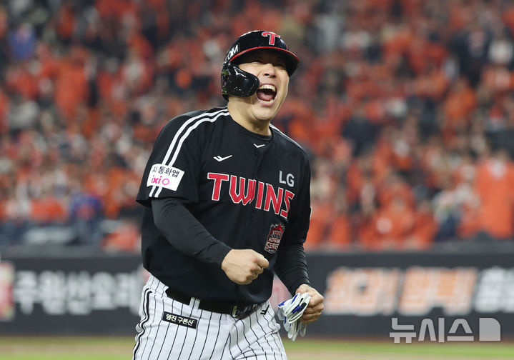 [대전=뉴시스] 조성우 기자 = 30일 대전 중구 한화생명볼파크에서 열린 2025 KBO 한국시리즈 4차전 LG 트윈스와 한화 이글스의 경기, LG 9회초 공격 2사 주자 2, 3루서 김현수가 2타점 역전 적시타를 때린 뒤 환호하고 있다. 2025.10.30. xconfind@newsis.com