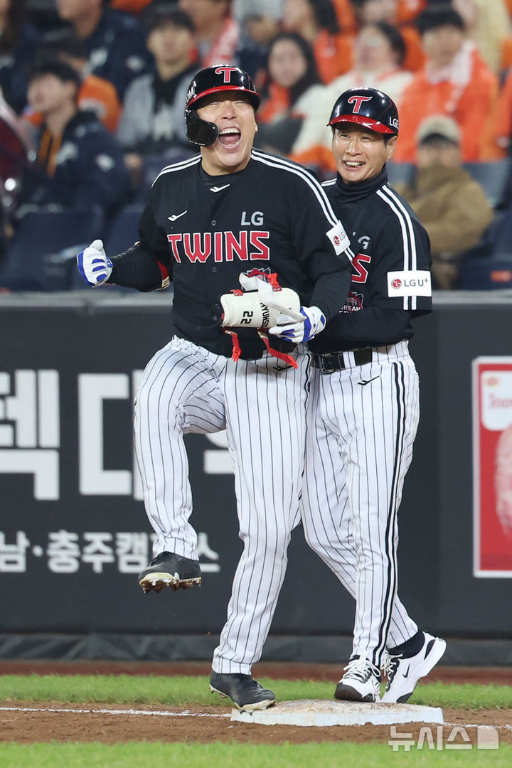 [대전=뉴시스] 조성우 기자 = 30일 대전 중구 한화생명볼파크에서 열린 2025 KBO 한국시리즈 4차전 LG 트윈스와 한화 이글스의 경기, LG 9회초 공격 2사 주자 2, 3루서 김현수가 2타점 역전 적시타를 때린 뒤 환호하고 있다. 2025.10.30. xconfind@newsis.com