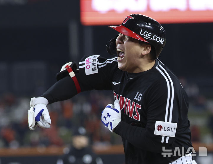 [대전=뉴시스] 김근수 기자 = 30일 대전 중구 한화생명볼파크에서 열린 2025 KBO 한국시리즈 4차전 LG 트윈스와 한화 이글스의 경기, 9회초 2사 주자 2,3루 상황에서 김현수가 2타점 적시타를 치고 포효하고 있다. 2025.10.30. ks@newsis.com