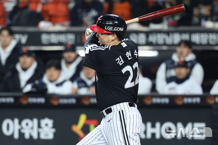 [대전=뉴시스] 조성우 기자 = 30일 대전 중구 한화생명볼파크에서 열린 2025 KBO 한국시리즈 4차전 LG 트윈스와 한화 이글스의 경기, LG 9회초 공격 2사 주자 2, 3루서 김현수가 2타점 역전 적시타를 때리고 있다. 2025.10.30. xconfind@newsis.com
