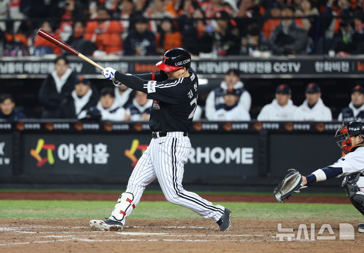 [대전=뉴시스] 조성우 기자 = 30일 대전 중구 한화생명볼파크에서 열린 2025 KBO 한국시리즈 4차전 LG 트윈스와 한화 이글스의 경기, LG 9회초 공격 2사 주자 2, 3루서 김현수가 2타점 역전 적시타를 때리고 있다. 2025.10.30. xconfind@newsis.com