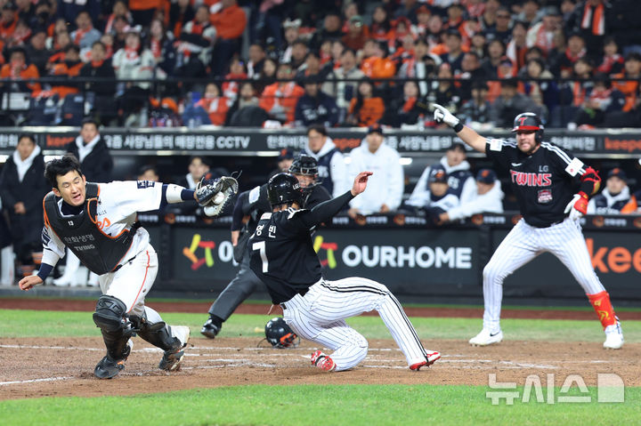 [대전=뉴시스] 조성우 기자 = 30일 대전 중구 한화생명볼파크에서 열린 2025 KBO 한국시리즈 4차전 LG 트윈스와 한화 이글스의 경기, LG 9회초 공격 2사 주자 1루서 문보경의 1타점 적시 2루타 때 이영빈이 홈인하고 있다. 2025.10.30. xconfind@newsis.com