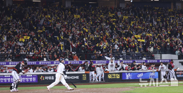 [대전=뉴시스] 김근수 기자 = 30일 대전 중구 한화생명볼파크에서 열린 2025 KBO 한국시리즈 4차전 LG 트윈스와 한화 이글스의 경기에서 LG트윈스가 7-4로 역전승을 거뒀다. LG트윈스 선수들이 기뻐하고 있다. 2025.10.30. ks@newsis.com