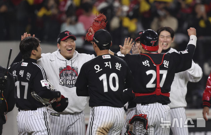 [대전=뉴시스] 김근수 기자 = 30일 대전 중구 한화생명볼파크에서 열린 2025 KBO 한국시리즈 4차전 LG 트윈스와 한화 이글스의 경기에서 LG트윈스가 7-4로 역전승을 거뒀다. LG트윈스 선수들이 기뻐하고 있다. 2025.10.30. ks@newsis.com