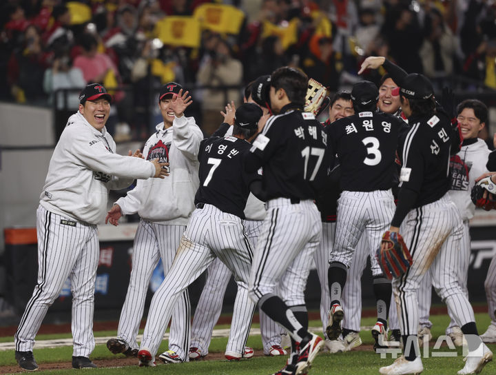 [대전=뉴시스] 김근수 기자 = 30일 대전 중구 한화생명볼파크에서 열린 2025 KBO 한국시리즈 4차전 LG 트윈스와 한화 이글스의 경기에서 LG트윈스가 7-4로 역전승을 거뒀다. LG트윈스 선수들이 기뻐하고 있다. 2025.10.30. ks@newsis.com