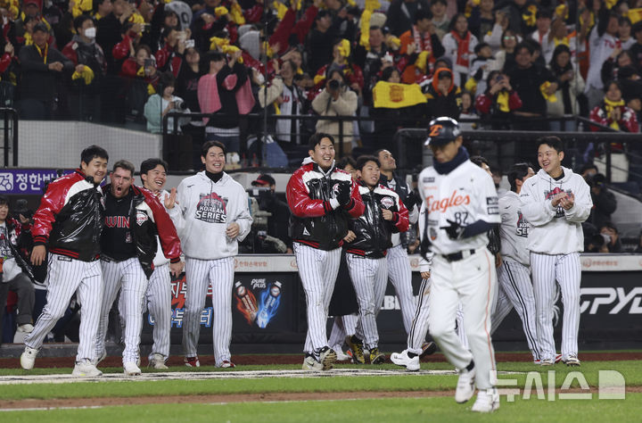 [대전=뉴시스] 김근수 기자 = 30일 대전 중구 한화생명볼파크에서 열린 2025 KBO 한국시리즈 4차전 LG 트윈스와 한화 이글스의 경기에서 LG트윈스가 7-4로 역전승을 거뒀다. LG트윈스 선수들이 기뻐하고 있다. 2025.10.30. ks@newsis.com