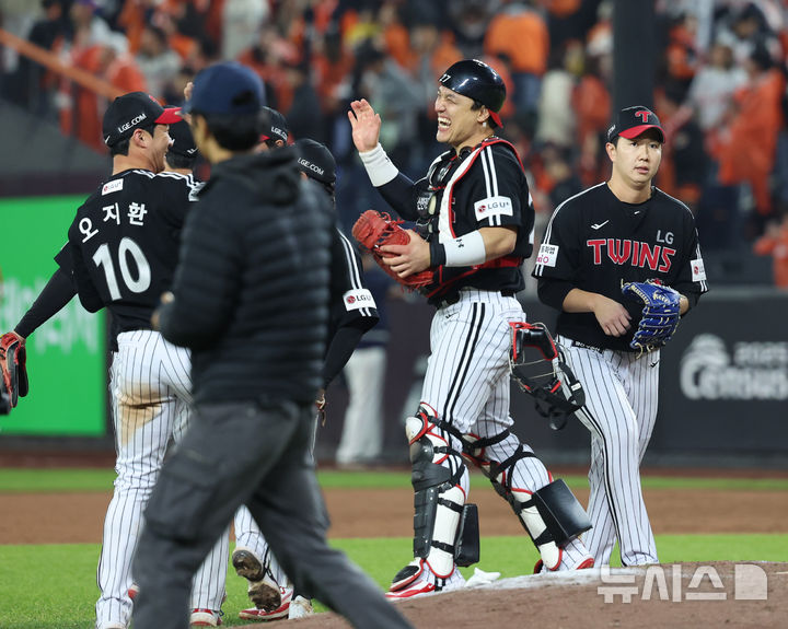 [대전=뉴시스] 조성우 기자 = 30일 대전 중구 한화생명볼파크에서 열린 2025 KBO 한국시리즈 4차전 LG 트윈스와 한화 이글스의 경기, LG 선수들이 한화에 7-4 승리하며 기뻐하고 있다. 2025.10.30. xconfind@newsis.com