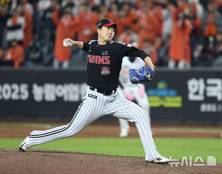 [대전=뉴시스] 조성우 기자 = 30일 대전 중구 한화생명볼파크에서 열린 2025 KBO 한국시리즈 4차전 LG 트윈스와 한화 이글스의 경기, LG 투수 유영찬이 한회 9회말 공격 때 등판해 역투하고 있다. 2025.10.30. xconfind@newsis.com