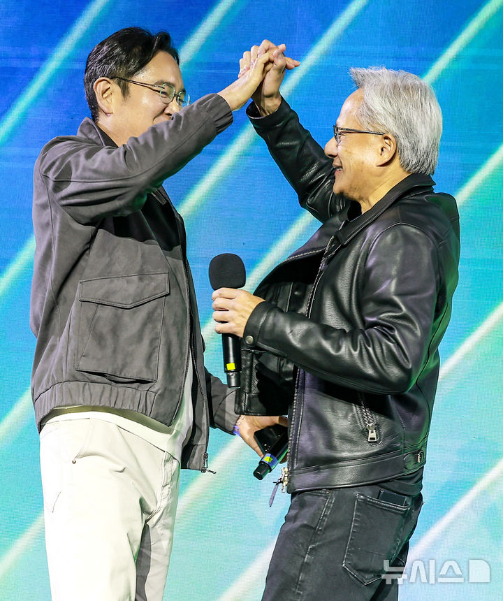 [서울=뉴시스] 정병혁 기자 = 젠슨 황 엔비디아 최고경영자(CEO)가 30일 서울 강남구 코엑스에서 열린 엔비디아 지포스 게이머 페스티벌에서 이재용 삼성전자 회장과 인사를 하고 있다. 2025.10.30. jhope@newsis.com