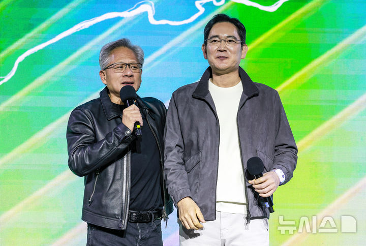 [서울=뉴시스] 정병혁 기자 = 젠슨 황 엔비디아 최고경영자(CEO)와 이재용 삼성전자 회장이 30일 서울 강남구 코엑스에서 열린 엔비디아 지포스 게이머 페스티벌에서 어깨동무를 하고 있다. 2025.10.30. jhope@newsis.com