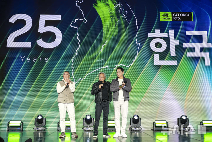 [서울=뉴시스] 정병혁 기자 = 젠슨 황 엔비디아 최고경영자(CEO)와 이재용 삼성전자 회장, 정의선 현대차그룹 회장이 30일 서울 강남구 코엑스에서 열린 엔비디아 지포스 게이머 페스티벌에서 팬들에게 인사를 하고 있다. 2025.10.30. jhope@newsis.com