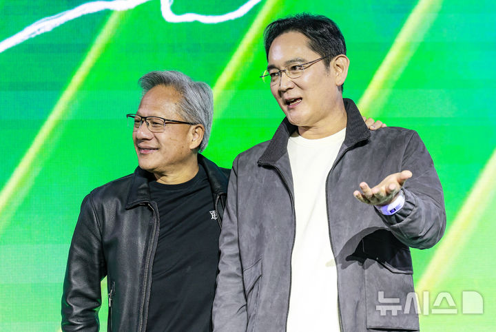[서울=뉴시스] 정병혁 기자 = 젠슨 황 엔비디아 최고경영자(CEO)와 이재용 삼성전자 회장이 30일 서울 강남구 코엑스에서 열린 엔비디아 지포스 게이머 페스티벌에서 대화를 나누고 있다. 2025.10.30. jhope@newsis.com
