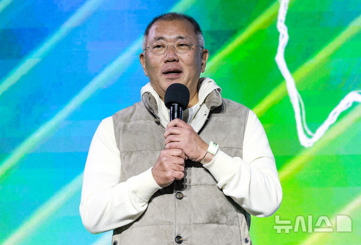 [서울=뉴시스] 정병혁 기자 = 정의선 현대차그룹 회장이 30일 서울 강남구 코엑스에서 열린 엔비디아 지포스 게이머 페스티벌에서 인사말을 하고 있다. 2025.10.30. jhope@newsis.com