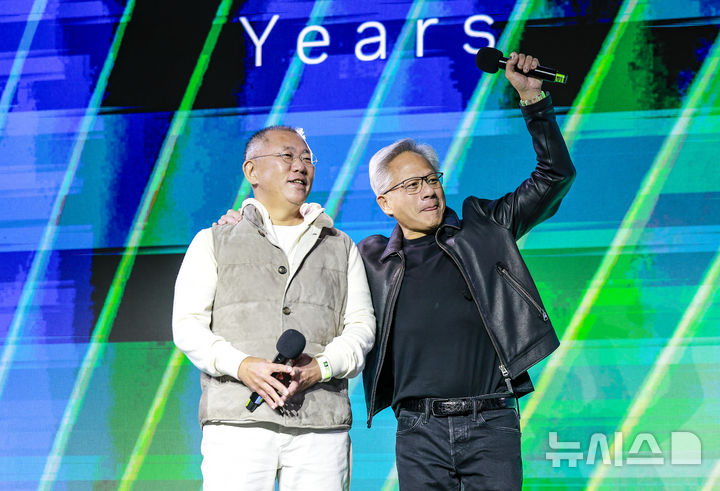 [서울=뉴시스] 정병혁 기자 = 젠슨 황 엔비디아 최고경영자(CEO)와 정의선 현대차그룹 회장이 30일 서울 강남구 코엑스에서 열린 엔비디아 지포스 게이머 페스티벌에 참석해 어깨동무를 하고 있다. 2025.10.30. jhope@newsis.com