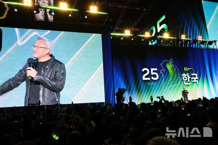 [서울=뉴시스] 정병혁 기자 = 젠슨 황 엔비디아 최고경영자(CEO)가 30일 서울 강남구 코엑스에서 열린 엔비디아 지포스 게이머 페스티벌에서 인사말을 하고있다.(공동취재) 2025.10.30. photo@newsis.com