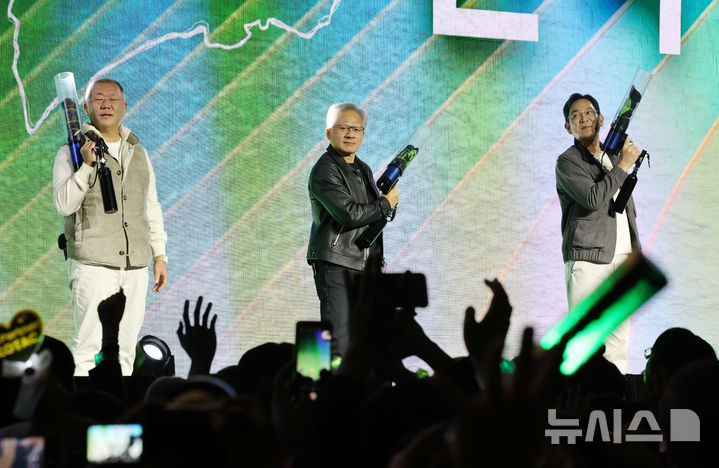 [서울=뉴시스] 정병혁 기자 = 젠슨 황 엔비디아 최고경영자(CEO)와 이재용 삼성전자 회장, 정의선 현대차그룹 회장이 30일 서울 강남구 코엑스에서 열린 엔비디아 지포스 게이머 페스티벌에서 참관객들에게 선물을 나눠주고 있다.(공동취재) 2025.10.30. photo@newsis.com