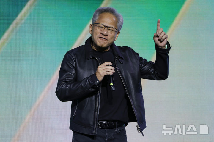[서울=뉴시스] 정병혁 기자 = 젠슨 황 엔비디아 최고경영자(CEO)가 30일 서울 강남구 코엑스에서 열린 엔비디아 지포스 게이머 페스티벌에서 인사말을 하고 있다.(공동취재) 2025.10.30. photo@newsis.com