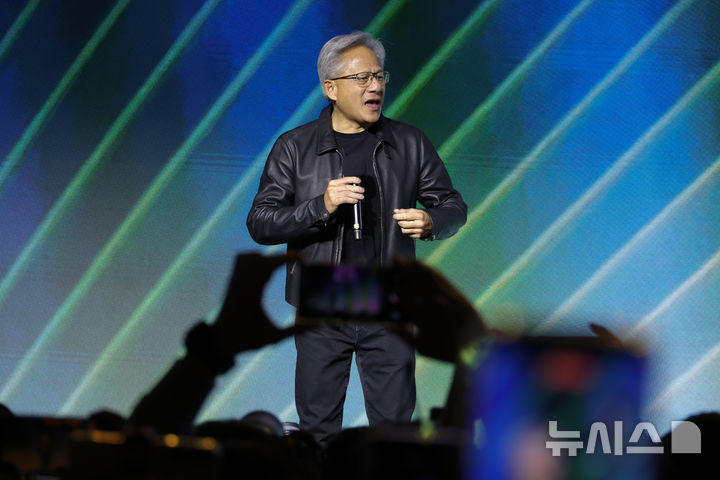 [서울=뉴시스] 정병혁 기자 = 젠슨 황 엔비디아 최고경영자(CEO)가 30일 서울 강남구 코엑스에서 열린 엔비디아 지포스 게이머 페스티벌에서 인사말을 하고 있다.(공동취재) 2025.10.30. photo@newsis.com