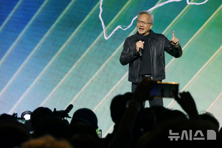 [서울=뉴시스] 정병혁 기자 = 젠슨 황 엔비디아 최고경영자(CEO)가 30일 서울 강남구 코엑스에서 열린 엔비디아 지포스 게이머 페스티벌에서 인사말을 하고 있다.(공동취재) 2025.10.30. photo@newsis.com