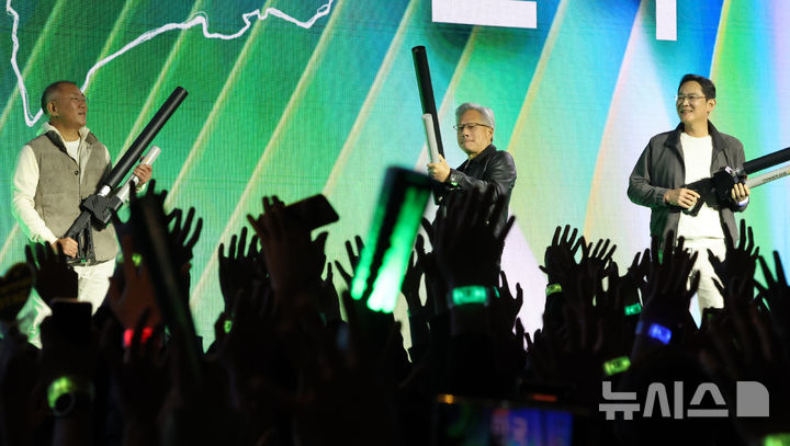 [서울=뉴시스] 정병혁 기자 = 젠슨 황 엔비디아 최고경영자(CEO), 이재용 삼성전자 회장, 정의선 현대차그룹 회장이 30일 서울 강남구 코엑스에서 열린 엔비디아 지포스 게이머 페스티벌에서 선물을 나눠주고 있다.(공동취재) 2025.10.30. photo@newsis.com