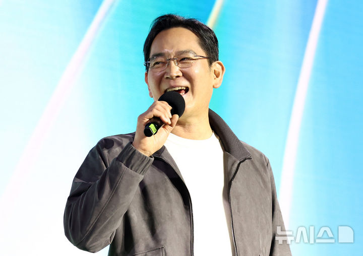 [서울=뉴시스] 정병혁 기자 = 이재용 삼성전자 회장이 30일 서울 강남구 코엑스에서 열린 엔비디아 지포스 게이머 페스티벌에서 인사말을 하고 있다.(공동취재) 2025.10.30. photo@newsis.com