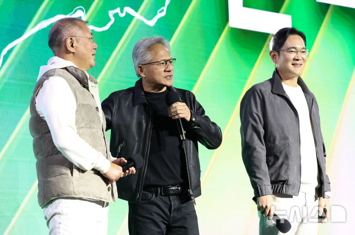 [서울=뉴시스] 정병혁 기자 = 젠슨 황 엔비디아 최고경영자(CEO)가 30일 서울 강남구 코엑스에서 열린 엔비디아 지포스 게이머 페스티벌에서 인사말을 하고 있다.(공동취재) 2025.10.30. photo@newsis.com