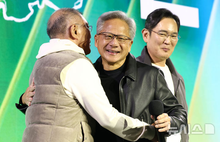 [서울=뉴시스] 정병혁 기자 = 젠슨 황 엔비디아 최고경영자(CEO)와 이재용 삼성전자 회장, 정의선 현대차그룹 회장이 30일 서울 강남구 코엑스에서 열린 엔비디아 지포스 게이머 페스티벌에서 인사를 나누고 있다.(공동취재) 2025.10.30. photo@newsis.com