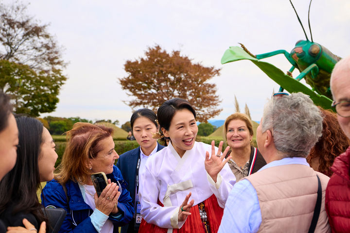 [서울=뉴시스] 고범준 기자 = 김혜경 여사가 지난 30일 경북 경주 교촌마을에서 한복 입은 외국인 관광객들과 대화하고 있다. (사진=대통령실 제공) 2025.10.30. photo@newsis.com *재판매 및 DB 금지