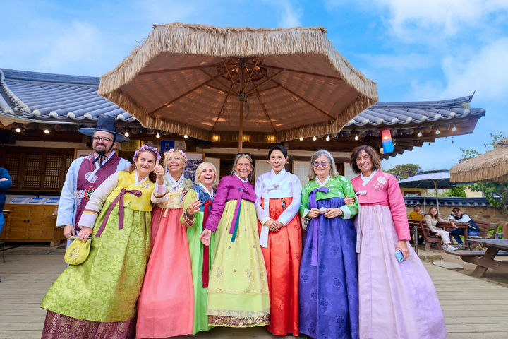 [서울=뉴시스] 고범준 기자 = 김혜경 여사가 30일 경북 경주 교촌마을에서 한복 입은 외국인 관광객들과 기념촬영을 하고 있다. (사진=대통령실 제공) 2025.10.30. photo@newsis.com *재판매 및 DB 금지