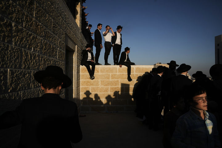 [예루살렘=AP/뉴시스] 30일(현지 시간) 이스라엘 예루살렘에서 군 징집 계획에 반대하는 초정통파 유대교도 '하레디'가 시위하고 있다. 현지 언론은 이날 하레디 수십만 명이 예루살렘에 모여 시위하면서 텔아비브와 이어지는 고속도로와 지하철 등 교통이 거의 마비됐다고 전했다. 2025.10.31.