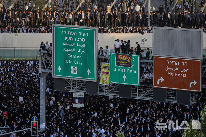 [예루살렘=AP/뉴시스] 30일(현지 시간) 이스라엘 예루살렘에서 군 징집 계획에 반대하는 초정통파 유대교도들이 시위를 벌이고 있다. 현지 언론은 시위에 20만 명이 몰려들었다고 추산했다. 2025.10.31.