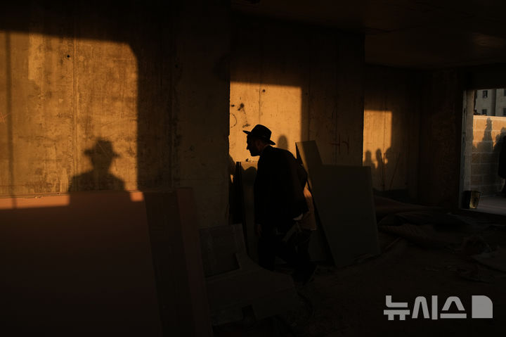 [예루살렘=AP/뉴시스] 30일(현지 시간) 이스라엘 예루살렘에서 군 징집 계획에 반대하는 초정통파 유대교도들이 시위를 벌이고 있다. 현지 언론은 시위에 20만 명이 몰려들었다고 추산했다. 2025.10.31.