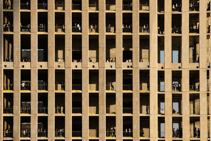 [예루살렘=AP/뉴시스] 30일(현지 시간) 이스라엘 예루살렘의 한 공사장에 모인 초정통파 유대교도 '하레디'가 군 징집에 반대하는 동료들의 시위를 지켜보고 있다. 현지 언론은 이날 하레디 수십만 명이 예루살렘에 모여 시위하면서 텔아비브와 이어지는 고속도로와 지하철 등 교통이 거의 마비됐다고 전했다. 2025.10.31.